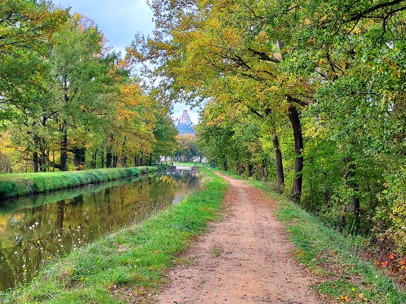 Le canal de la Loire et le pic de Saint Romain...