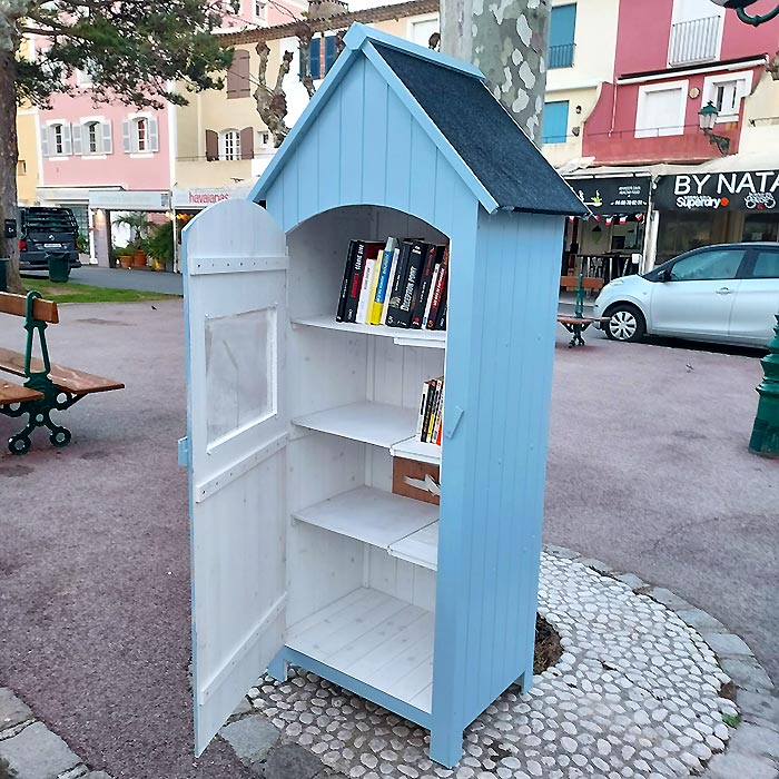 Une boite  livres  PORT GRIMAUD