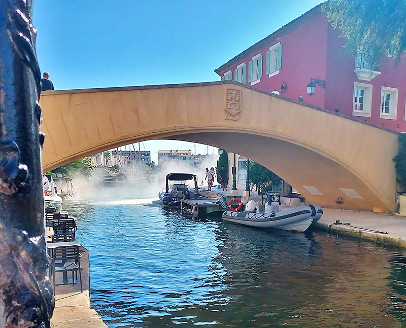 Un bateau prend feu  PORT GRIMAUD