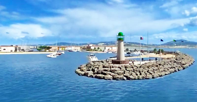 Un petit phare au bout de la jete